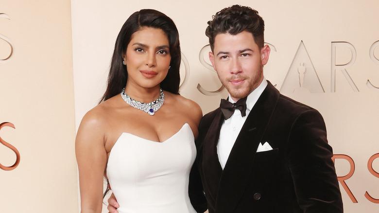 Priyanka Chopra Jonas y Nick Jonas sonríen juntos en los Oscar