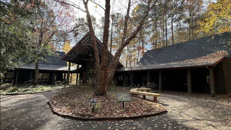 El exterior del Centro de Naturaleza Stevens en la Reserva Natural de Hemlock Bluffs, Cary, Carolina del Norte