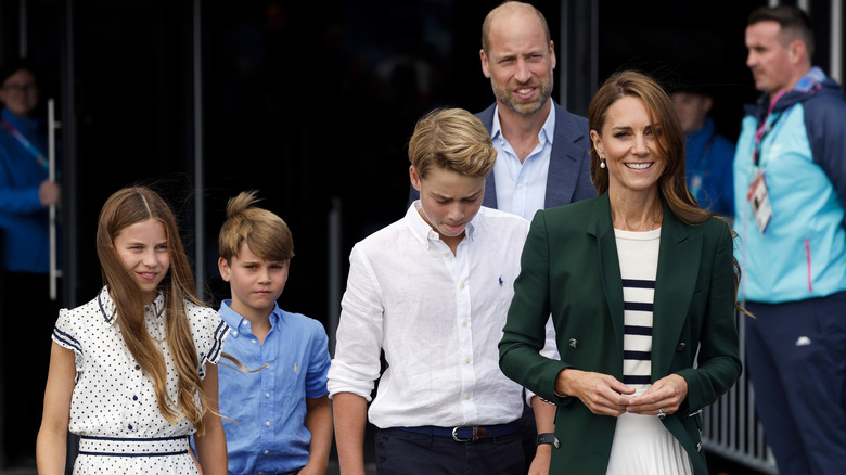 Kate Middleton caminando con la princesa Charlotte, el príncipe Louis, el príncipe George y el príncipe William
