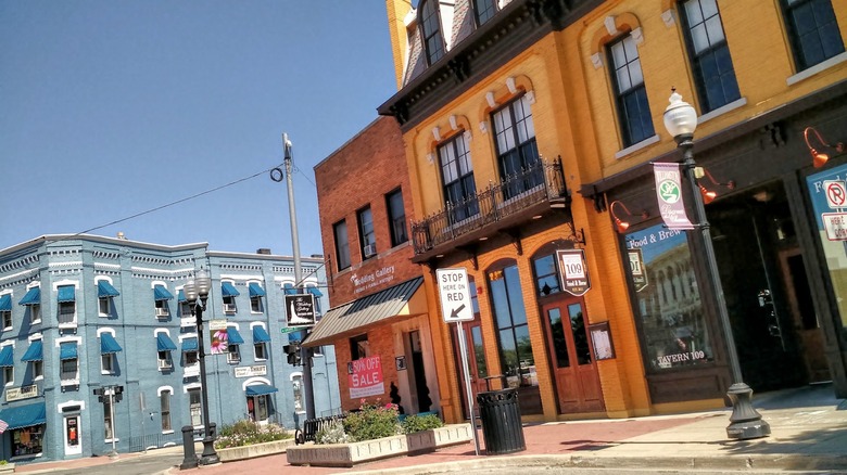 Los coloridos edificios históricos a lo largo de una calle en el centro de Williamston, Michigan
