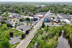 El encantador suburbio de Lansing en Michigan es una ciudad histórica con un centro transitable y tiendas de antigüedades