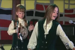 Susan Dey se burló del guardarropa de su familia Partridge durante un concierto como presentadora de SNL de los 90