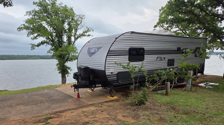 un sitio para vehículos recreativos cerca del agua en el Parque Estatal Lake Thunderbird