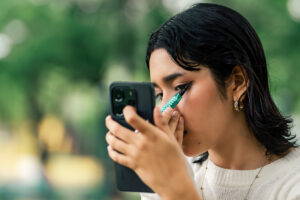 Consejos y trucos que facilitan la aplicación del delineador de ojos en los ojos encapuchados