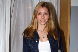 El estilo de chica cool de Jessica Biel de principios de la década de 2000 todavía nos inspira hoy