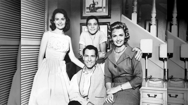 Shelley Fabares con un vestido ligero, Paul Peterson, Carl Betz y Donna Reed para 