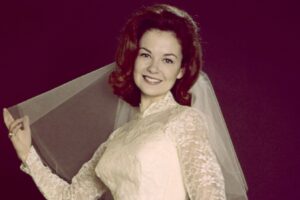 7 fotos retrospectivas de Shelley Fabares que capturaron perfectamente los años 60