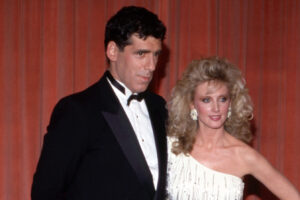 El look de Morgan Fairchild en los Globos de Oro de 1985 es uno de sus momentos más subestimados en la alfombra roja