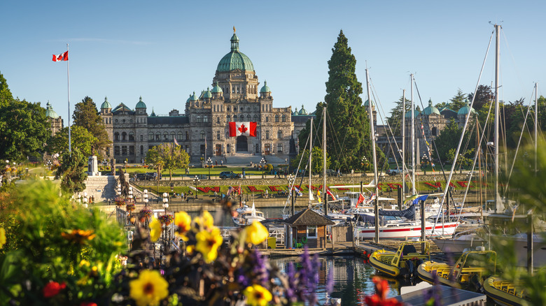 Grandes edificios se levantan en el corazón de Victoria, Columbia Británica