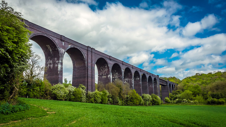 Los numerosos arcos del viaducto de Conisborough en Doncaster