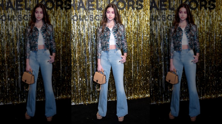 Carys Douglas con sombra de ojos rosa y chaqueta de piel de serpiente en el desfile de Michael Kors
