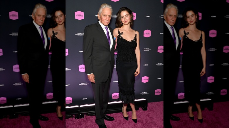 Carys Douglas con un vestido negro con su padre Michael Douglas