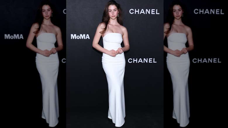 Carys Douglas con un vestido blanco sin tirantes
