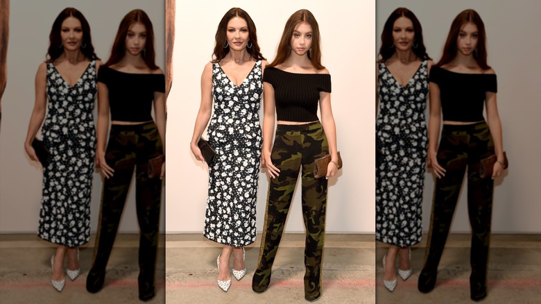 Carys Douglas con pantalones de camuflaje y un top negro con Catherine Zeta Jones
