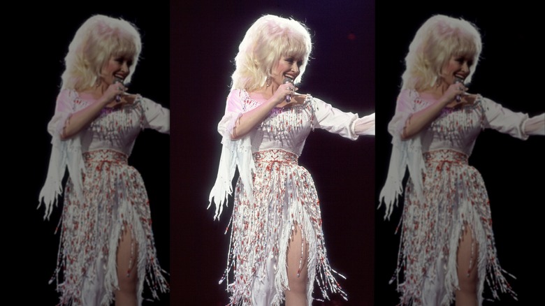 Dolly Parton durante una actuación de 1986 en Illinois.