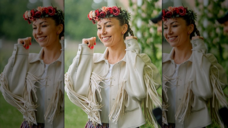 mujer con chaqueta blanca con flecos