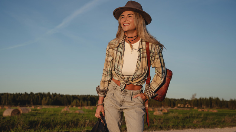 mujer vistiendo ropa de estilo occidental