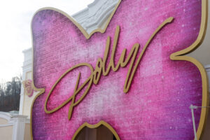 Puedes pasar la noche en el autobús turístico retirado de Dolly Parton en este resort de Tennessee