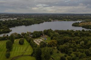 Intercalado entre Liverpool y Manchester hay una escapada panorámica al lago con natación, paseos en bote y senderos