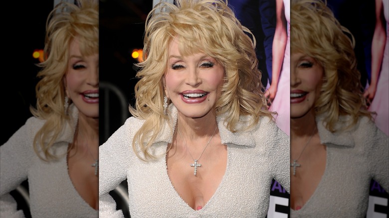Dolly Parton muestra un tatuaje de flor en el pecho en el estreno de Joyful Noise en 2012.