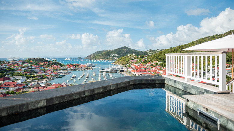 La piscina privada en la terraza de la suite Pain de Sucre con vistas al mar en Fouquet's Saint-Barth