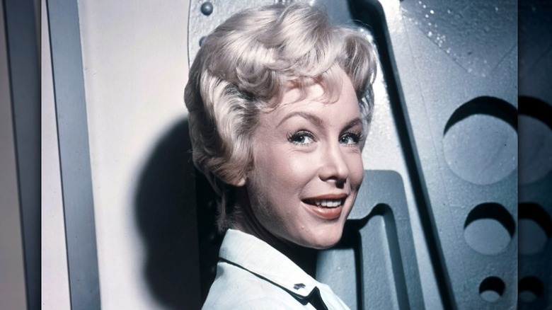 Barbara Eden en el set de 1961 "Viaje al Fondo del Mar"