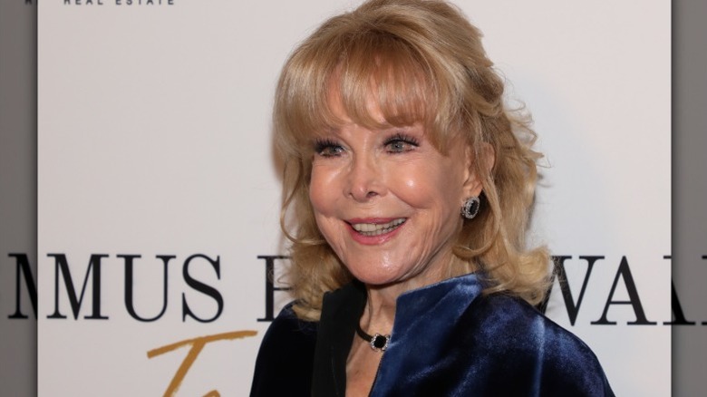 Barbara Eden en un evento en 2023 luciendo zafiros y azul