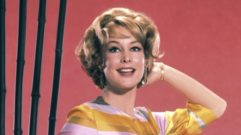 Barbara Eden en un fotograma de 1962