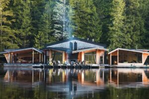 Un resort de bienestar flotante de ensueño en Canadá es perfecto para observar el oso grizzly en otoño desde una acogedora seguridad