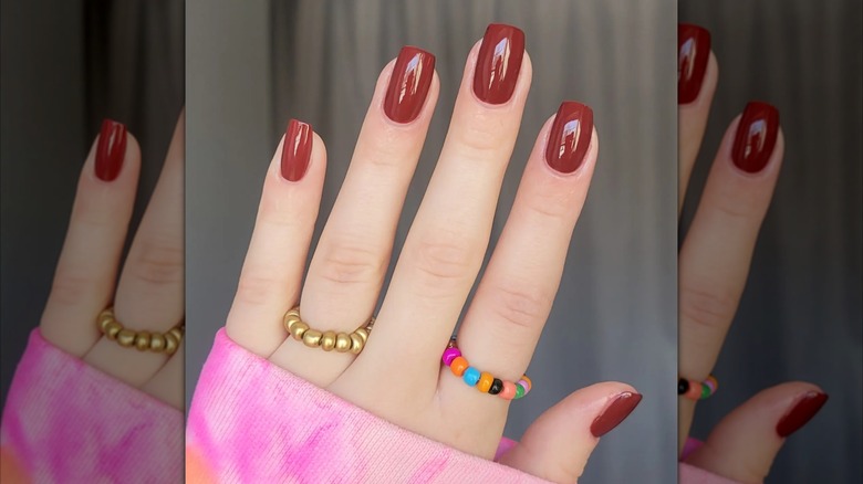 Primer plano de una manicura de color rojo óxido.