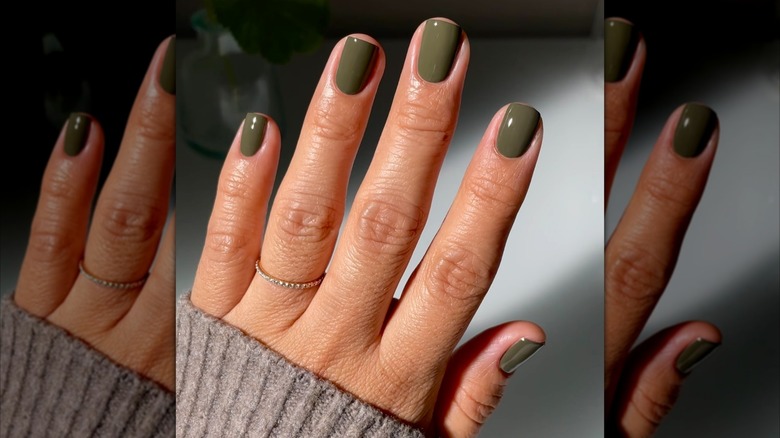 Primer plano de una manicura verde oliva.