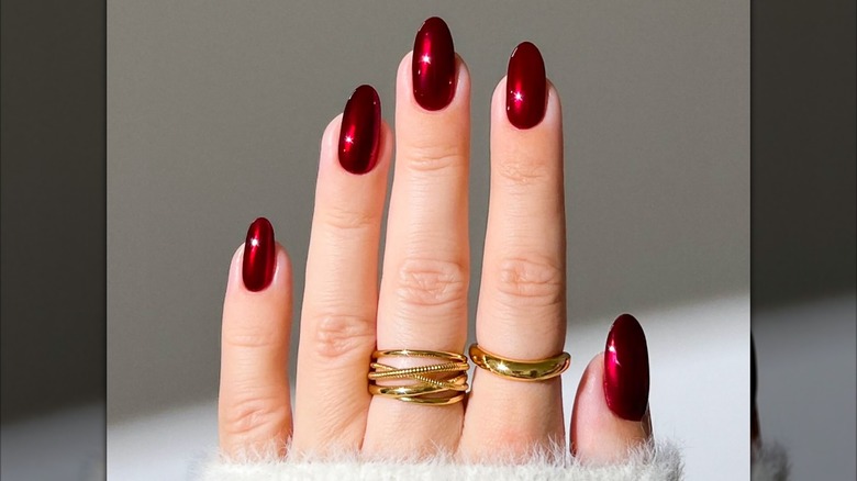 Foto de una manicura cromada de color burdeos.