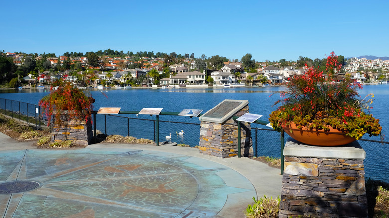 El paseo que rodea el lago en Mission Viejo, California
