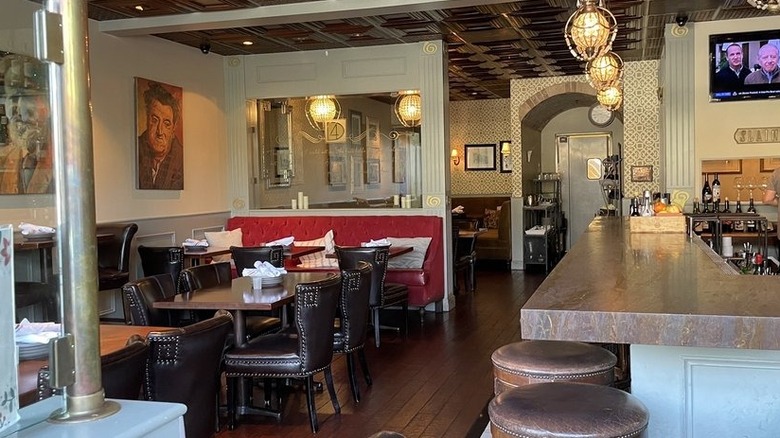 Los techos de metal estampado, la iluminación colgante y los sofás para banquetes elevan la atmósfera del Dublin 4 Gastropub en Mission Viejo, California.