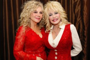 La famosa hermana de Dolly Parton, Stella, de 77 años, sigue siendo tan impresionante hoy