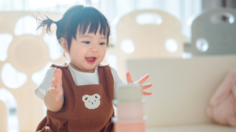 Un bebé feliz jugando con juguetes.