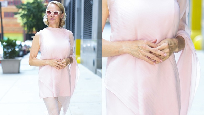 Pamela Anderson lleva gafas de sol blancas, un vestido rosa y uñas de jabón.