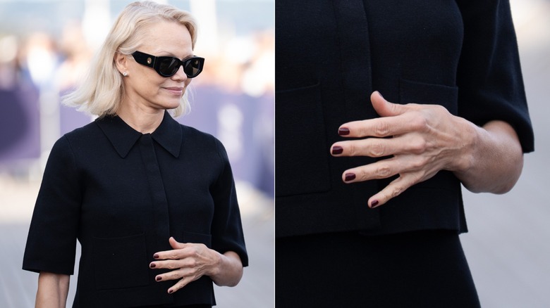 Pamela Anderson viste completamente de negro con gafas de sol negras y una manicura negra cereza.