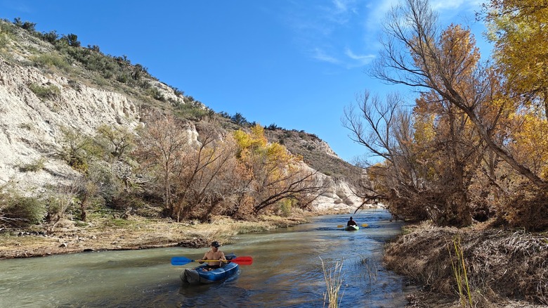 Dos palistas remando en el río Verde en el Rockin' River Ranch State Park, Arizona