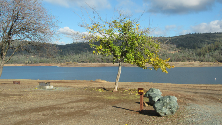 Un camping frente al mar en Collins Lake en el norte de California