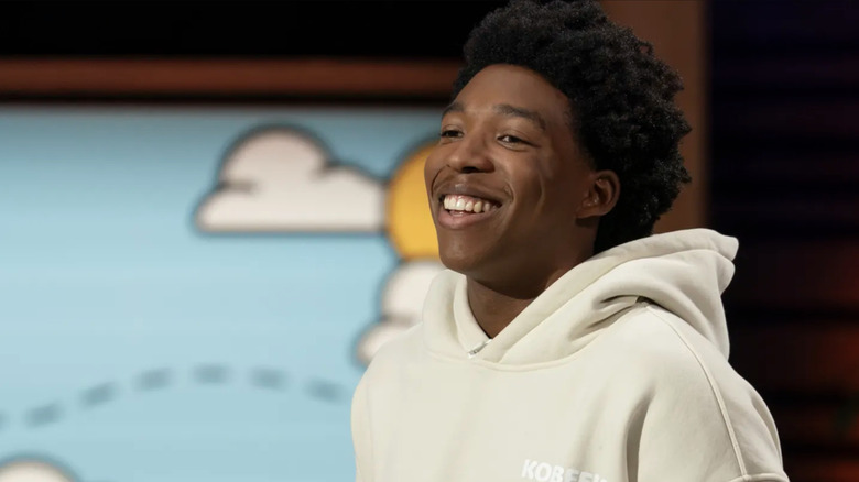 Primer plano de Kobe Harris con una sudadera con capucha beige