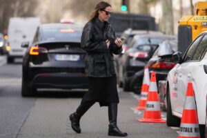 Esta combinación de conjunto de falda y botas de moda es uno de los looks más populares para el otoño de 2026