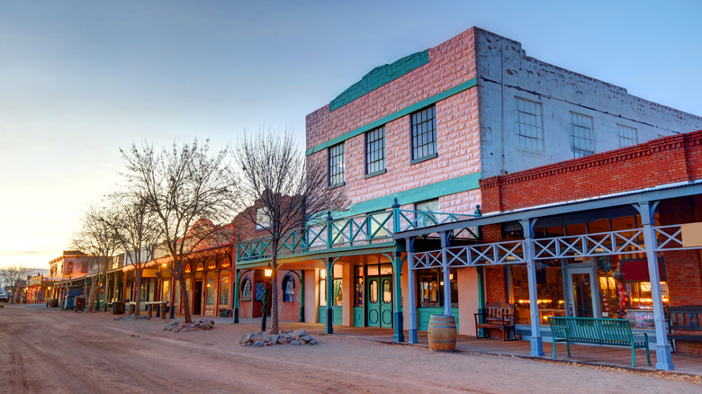 Empresas históricas y tiendas más nuevas se encuentran en la calle principal de Tombstone, Arizona
