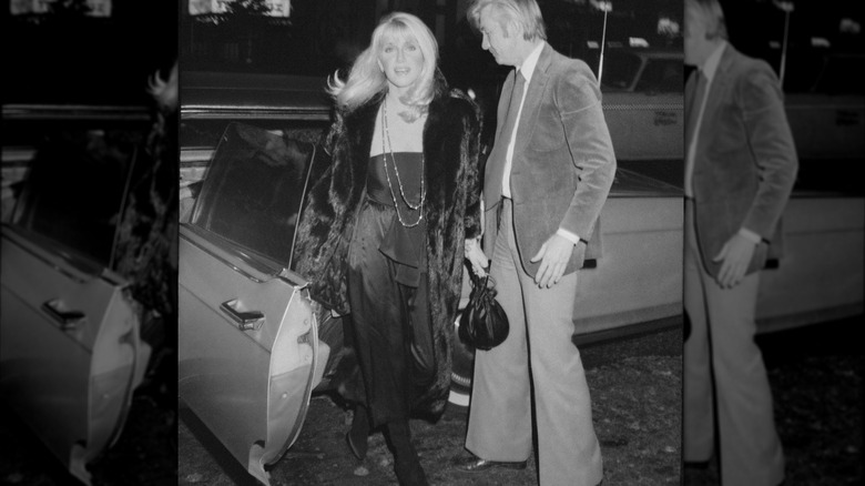 Suzanne Somers sale de un automóvil en la ciudad de Nueva York en 1970