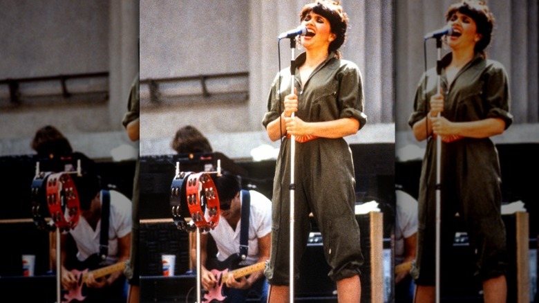 Linda Ronstadt actuando en el escenario en 1975