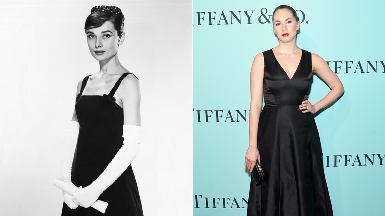 Audrey Hepburn con una chaqueta y una falda entalladas a la izquierda y Emma Ferrer con un vestido midi negro a la derecha.