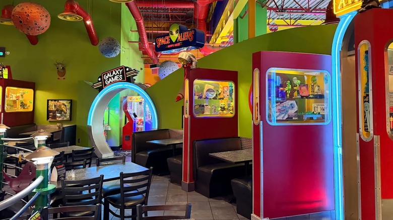 El interior de Space Aliens Grill & Bar