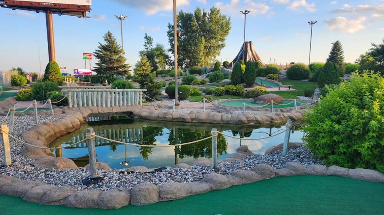 Una vista del campo de minigolf en Thunder Road Family Fun Park