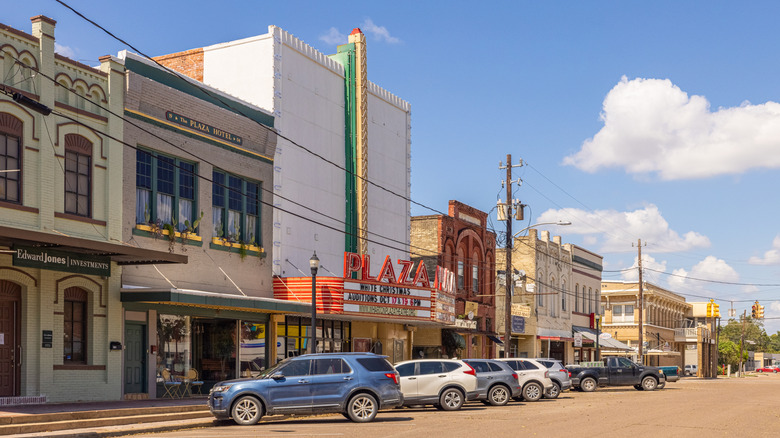 Autos estacionados frente a negocios en el centro de Wharton, Texas.
