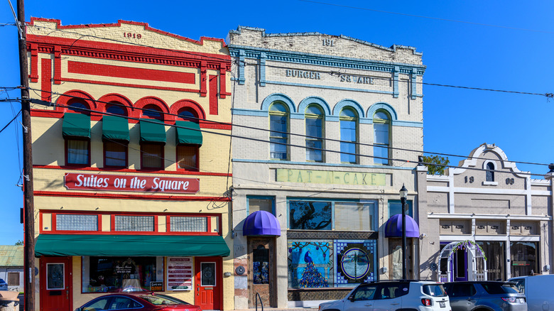Coloridos edificios en el centro de Wharton, Texas.